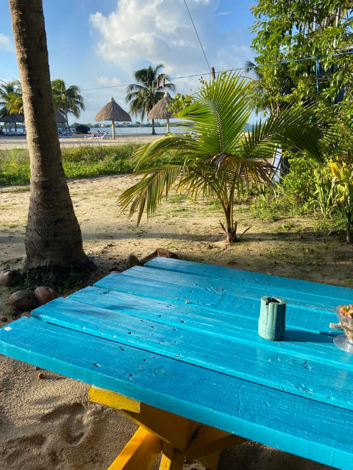 Anda Di Hows Hostel Placencia Kültér fotó