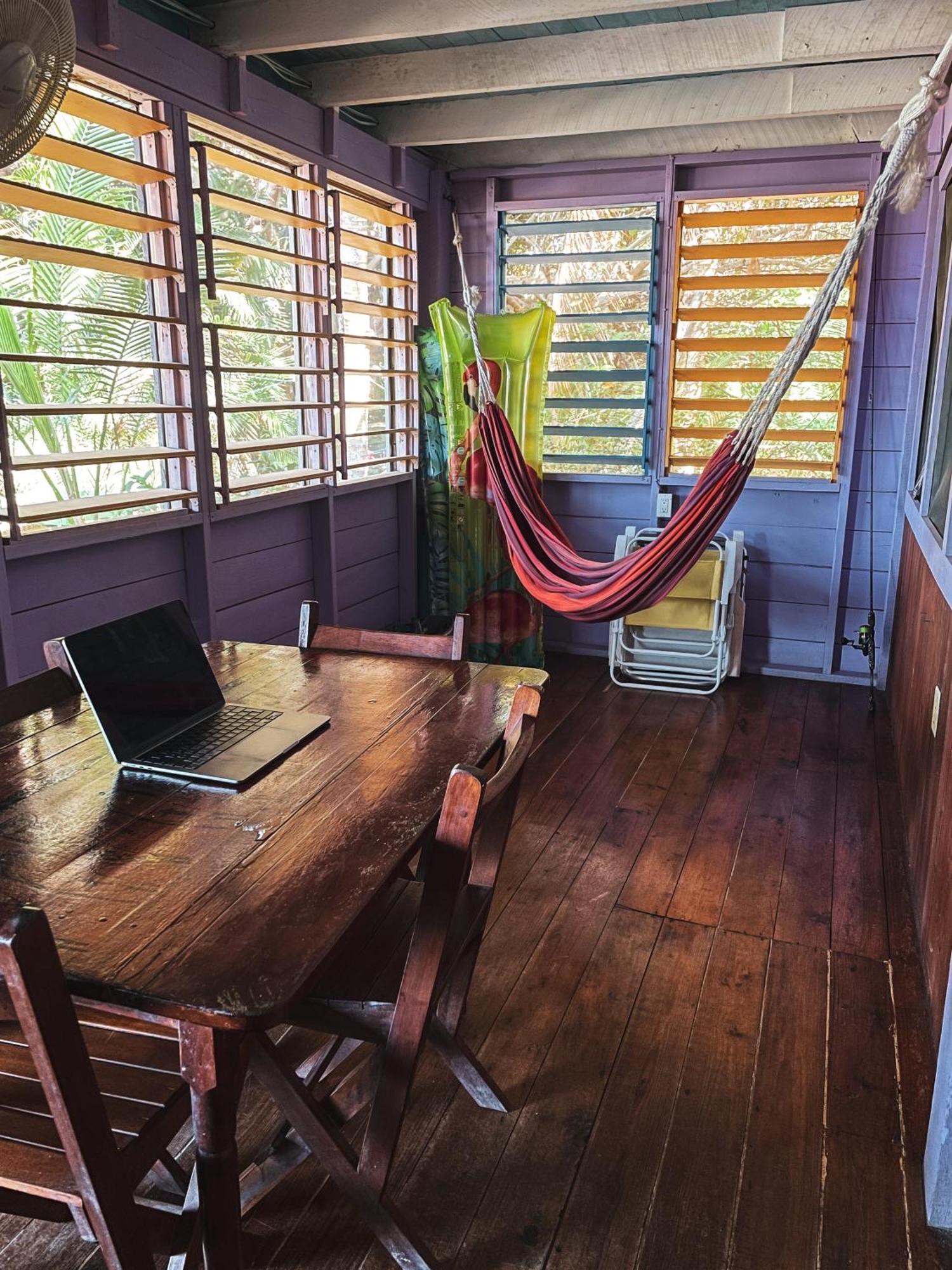 Anda Di Hows Hostel Placencia Kültér fotó