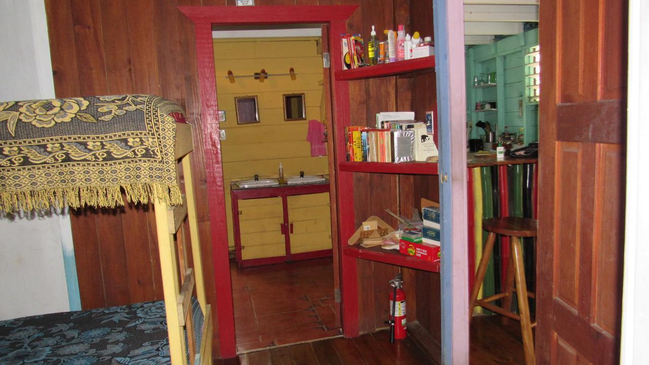 Anda Di Hows Hostel Placencia Kültér fotó