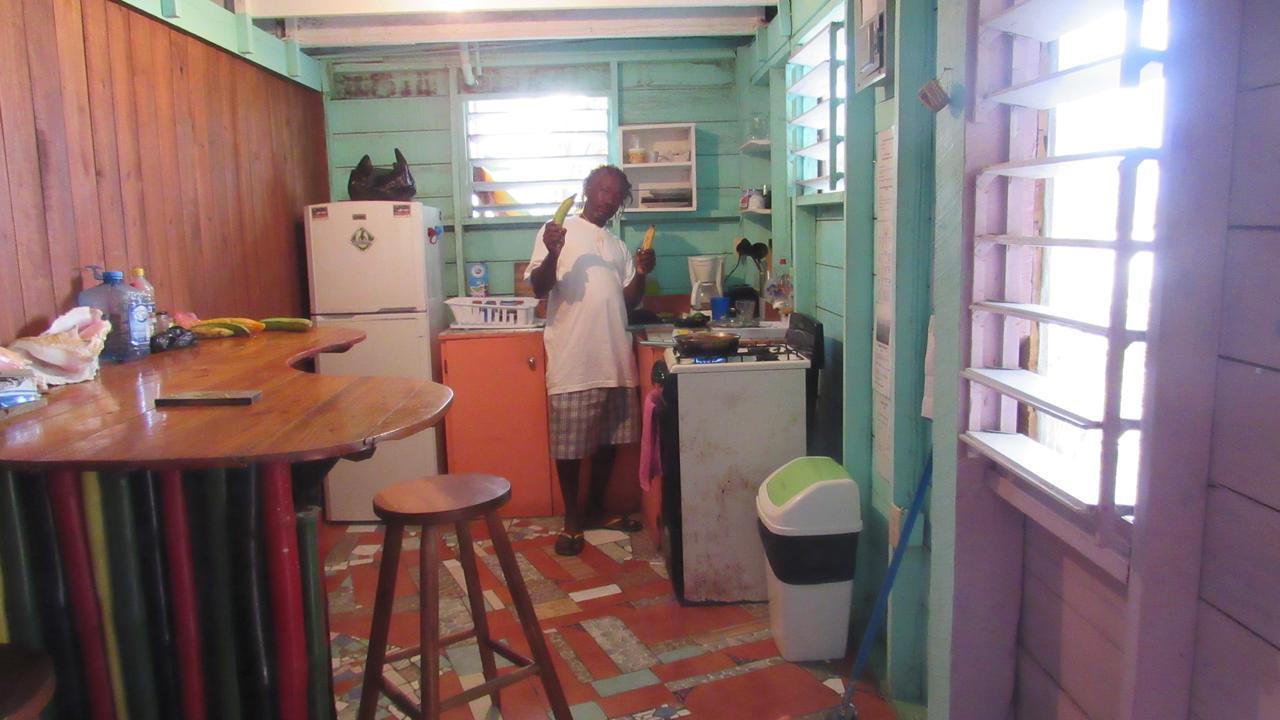 Anda Di Hows Hostel Placencia Kültér fotó