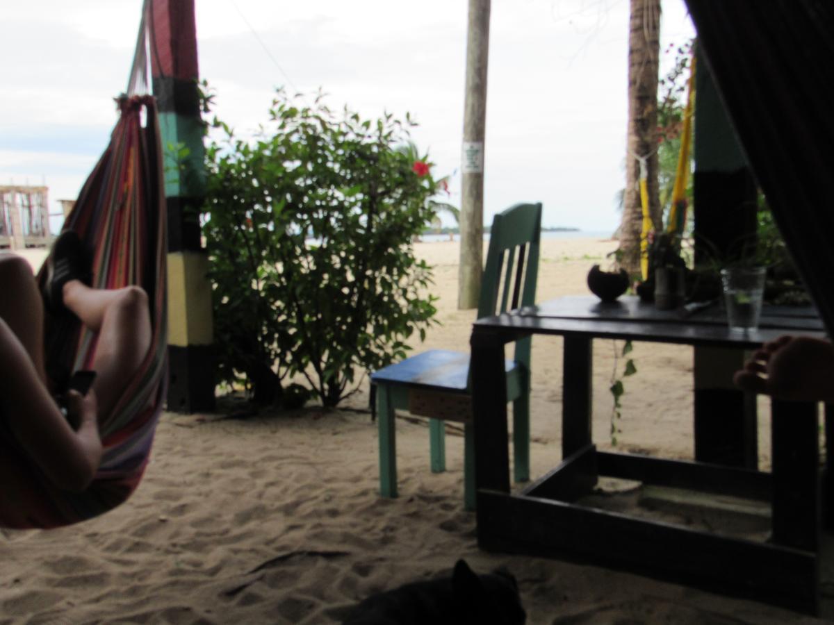 Anda Di Hows Hostel Placencia Kültér fotó